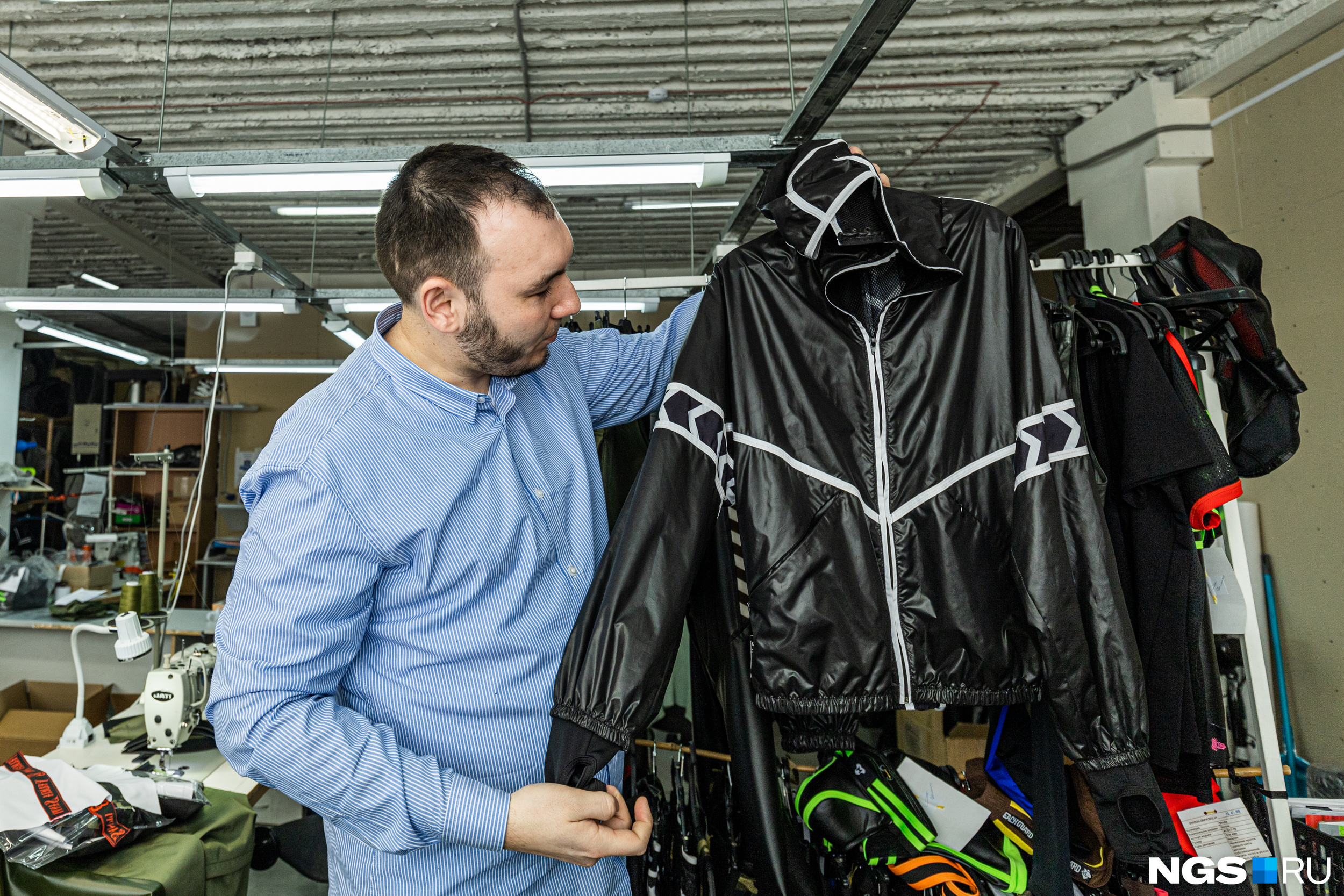 В переводе на рубли такая куртка-ветровка из плащёвки стоит в пределах 12 тысяч рублей