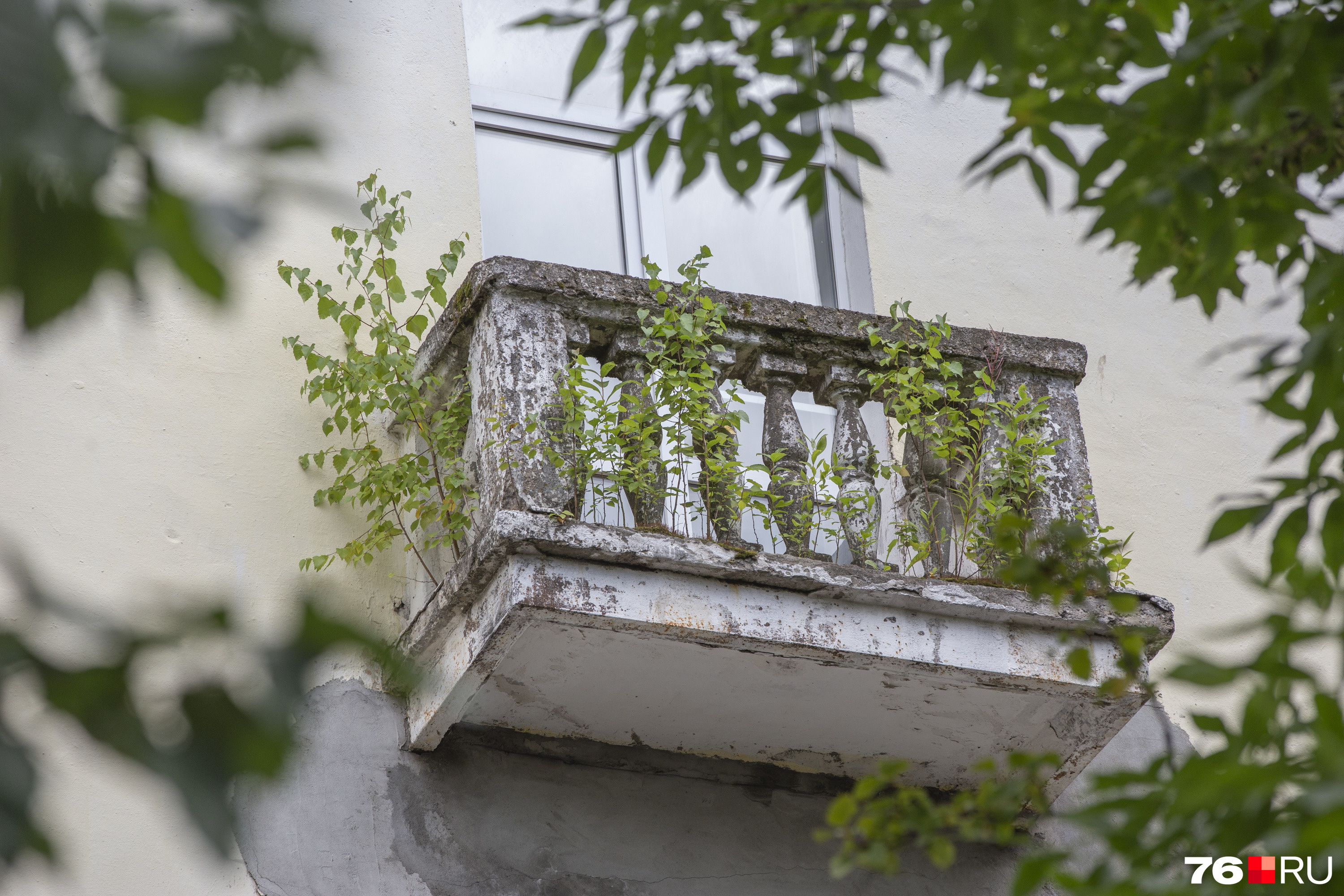 В доме на улице Фурманова — живой балкон