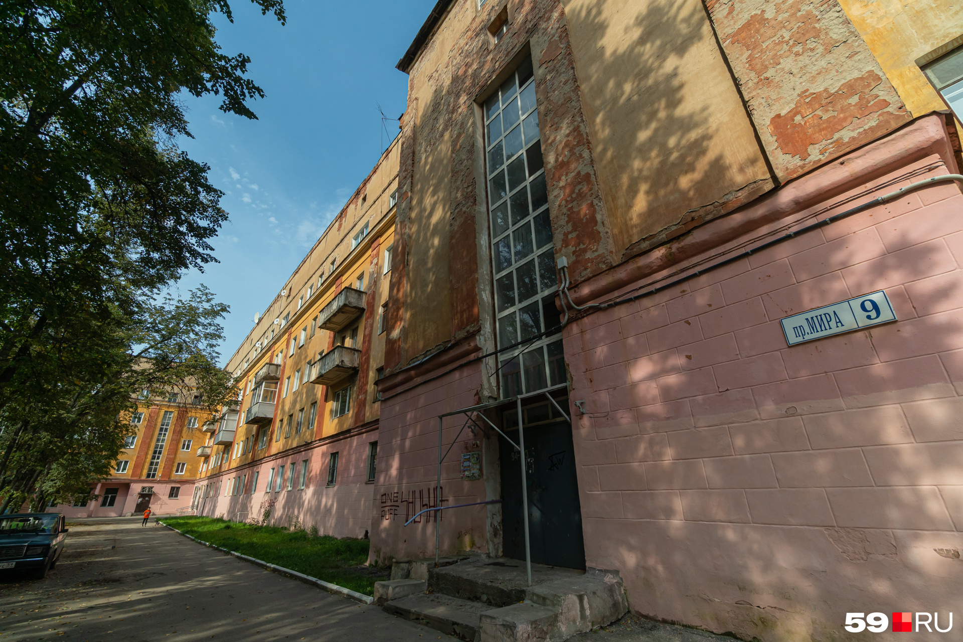 Дом очень большой, поэтому не помещается весь в кадр Дом очень большой, поэтому не помещается весь в кадр