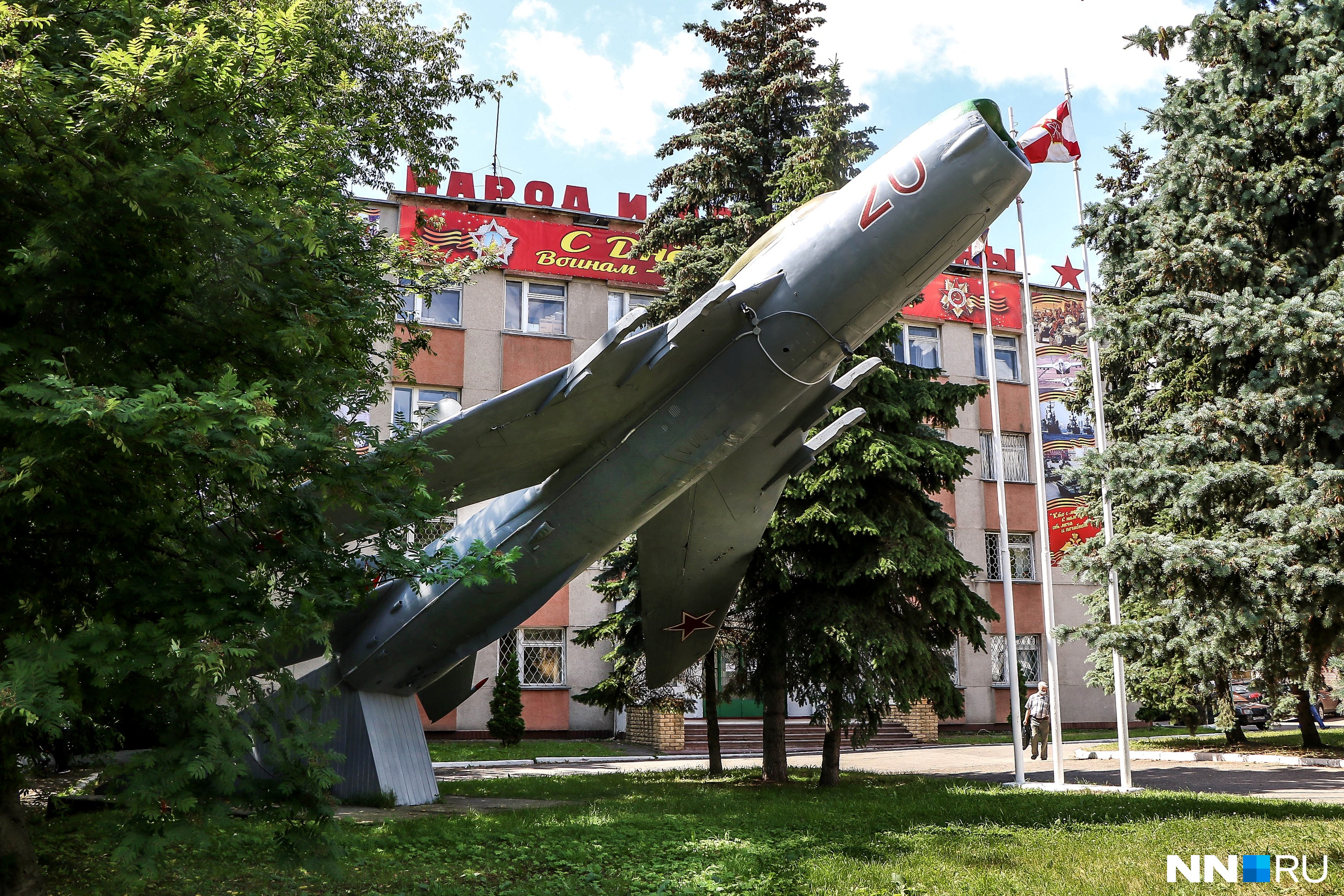 Совсем рядом с памятником самому Панину у военного комиссариата Советского района установили еще и МиГ-19 Совсем рядом с памятником самому Панину у военного комиссариата Советского района установили еще и МиГ-19