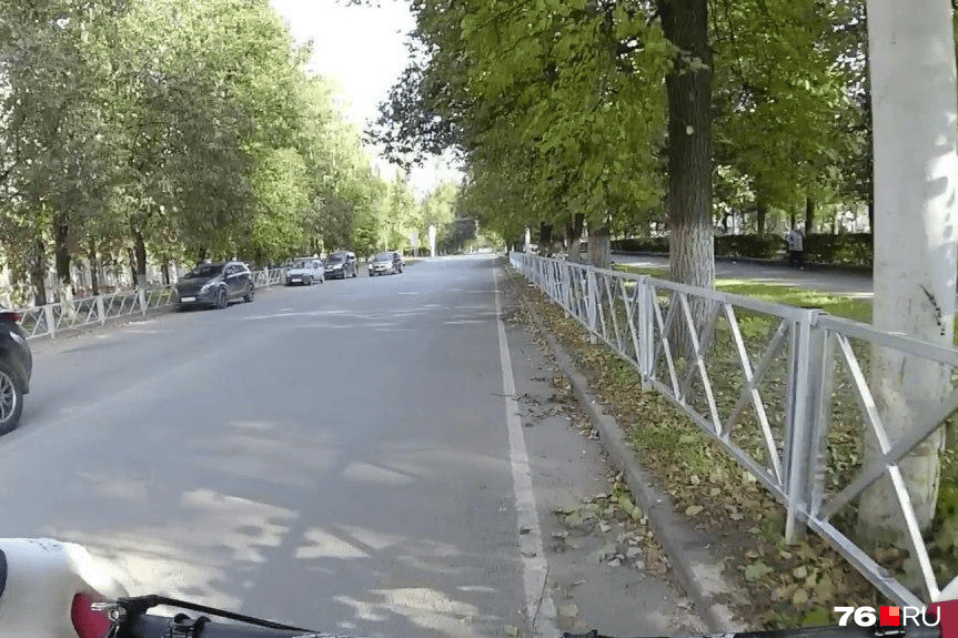 Улицу Володарского только недавно освободили от старых заборов, и вот теперь... Улицу Володарского только недавно освободили от старых заборов, и вот теперь...