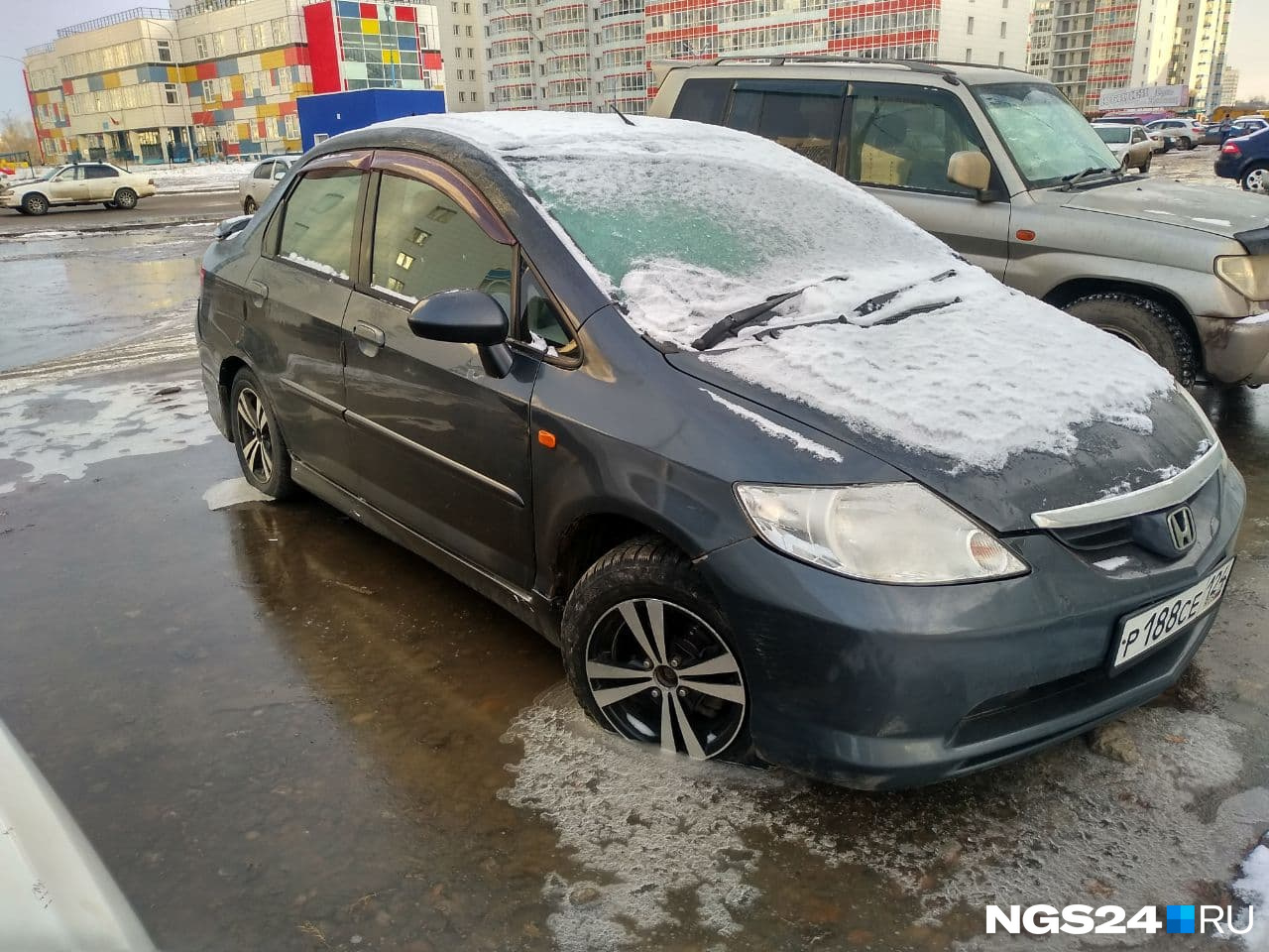 Лед уже сковал колеса Лед уже сковал колеса