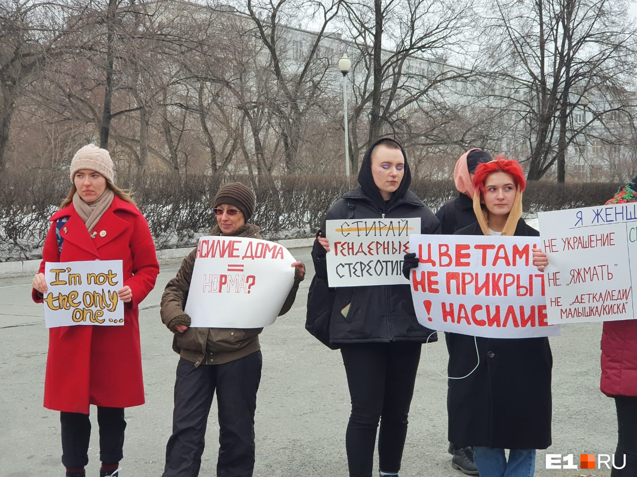 Виктории (слева) 18, она тоже вышла с плакатом к УрФУ Виктории (слева) 18, она тоже вышла с плакатом к УрФУ