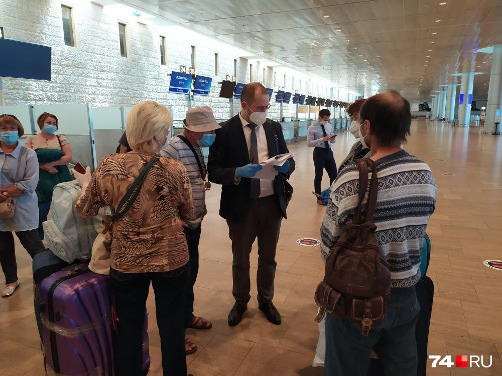 Среди застрявших туристов много пожилых, им предстоит долгий перелёт в Екатеринбург через Ростов