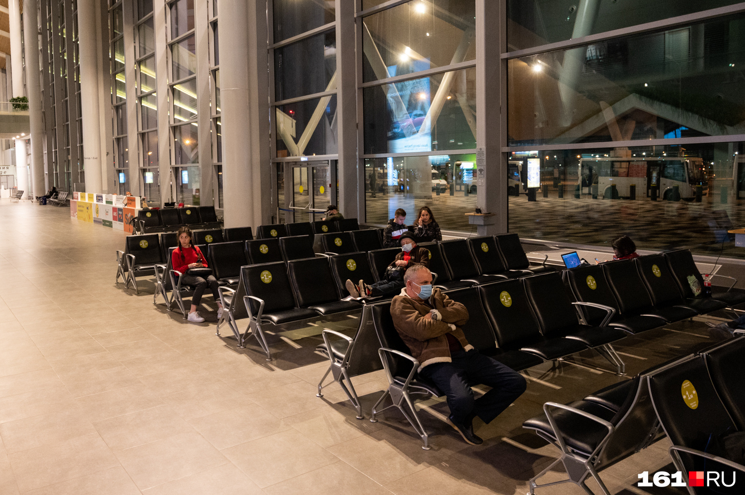 Другие пассажиры аэропорта наблюдали за происходящим из зала ожидания: его отгородили лентами от коридора для прибывших из Таиланда