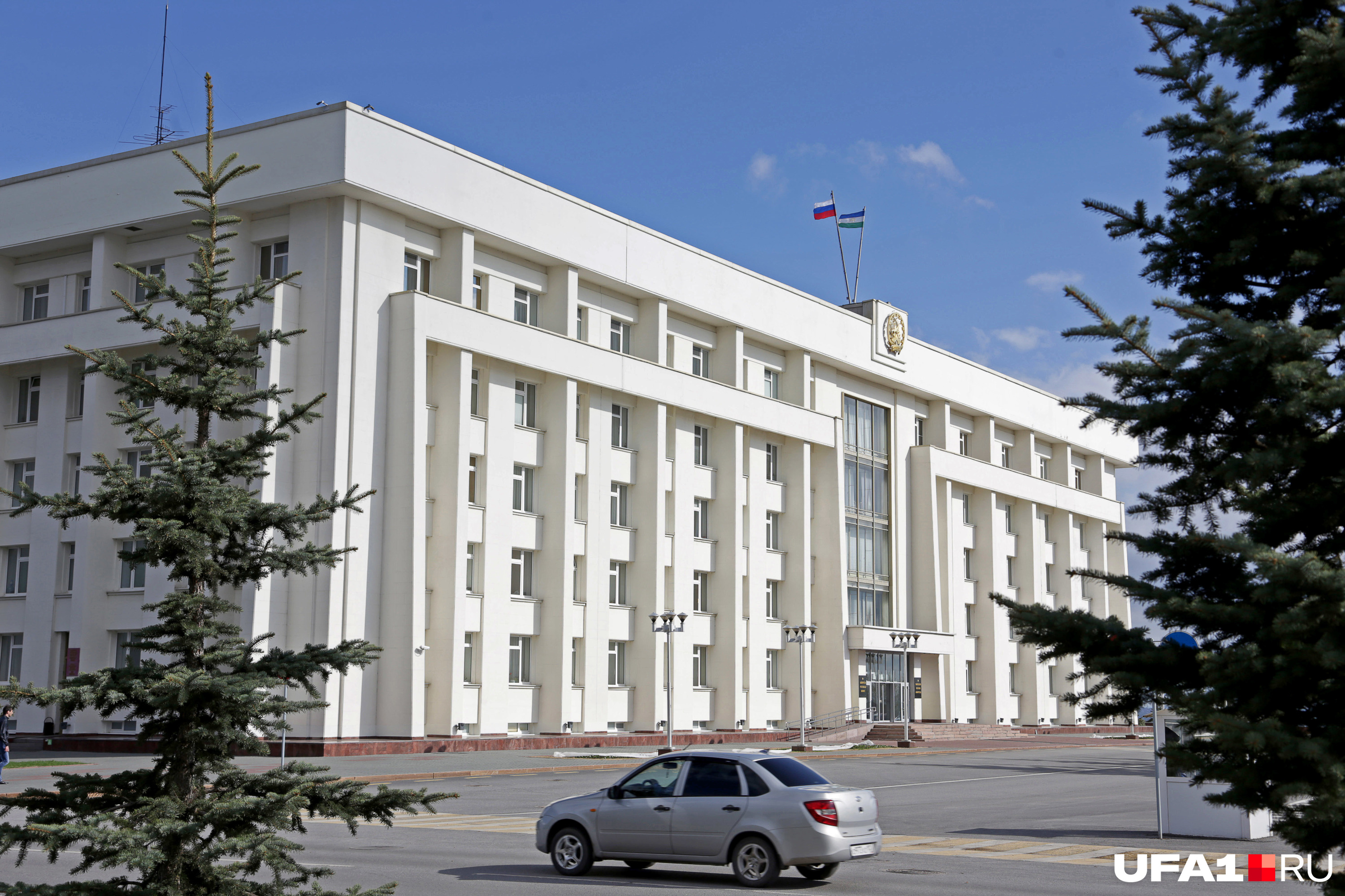 Раньше тут была площадь с собором, но всё снесли — сейчас похожий собор восстанавливают в другой части города Раньше тут была площадь с собором, но всё снесли — сейчас похожий собор восстанавливают в другой части города