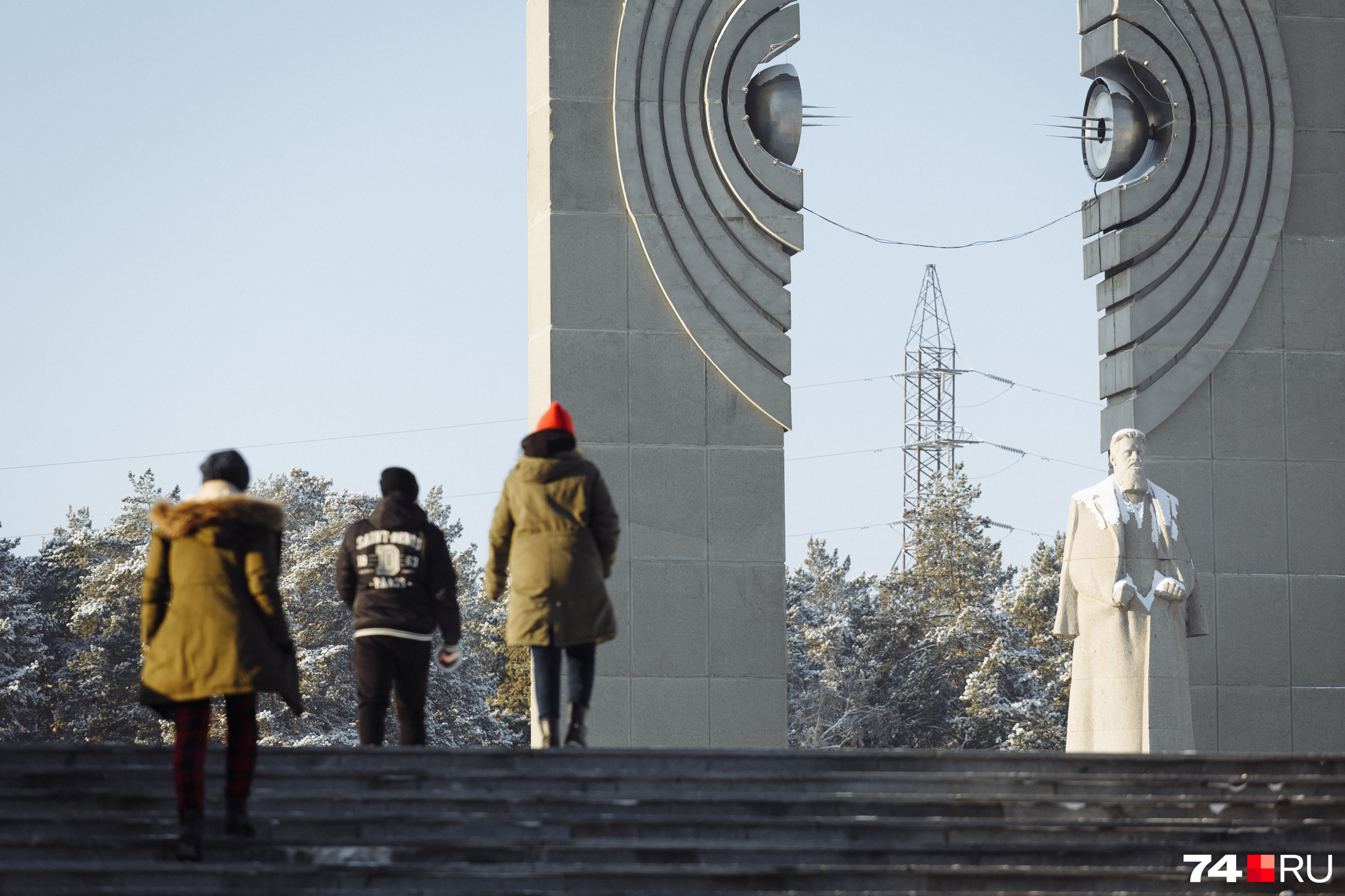 Площадь у памятника Курчатову — место притяжения городской молодежи