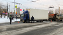 Легковушку отбросило на маму с ребенком: в Екатеринбурге LADA столкнулась с грузовиком и вылетела на тротуар