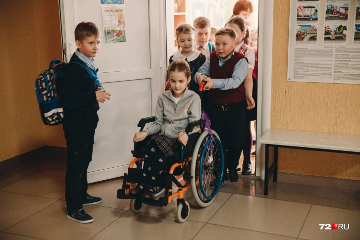 В первый класс Амина пришла своими ногами, а во втором — оказалась прикованной к инвалидной коляске
