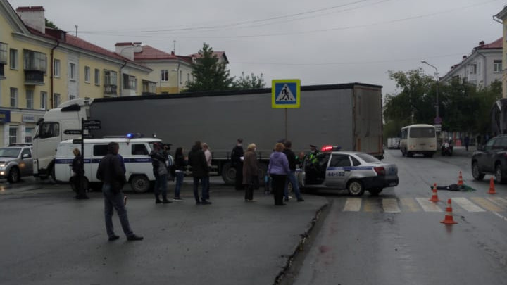 Залетел под кабину: появилось видео ДТП в Первоуральске, где грузовик насмерть сбил ребенка