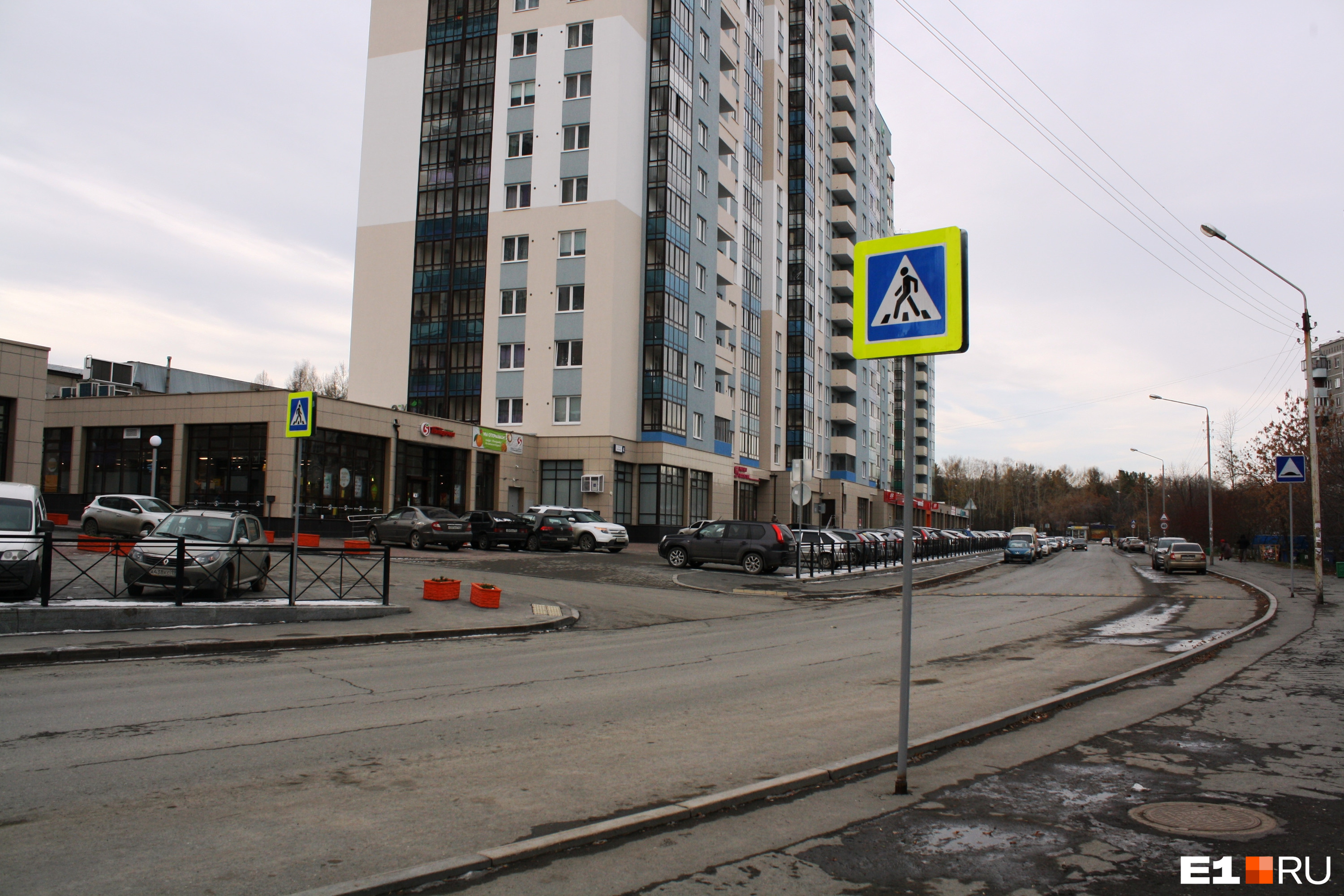 Но пешеходных переходов на Крестинского мало