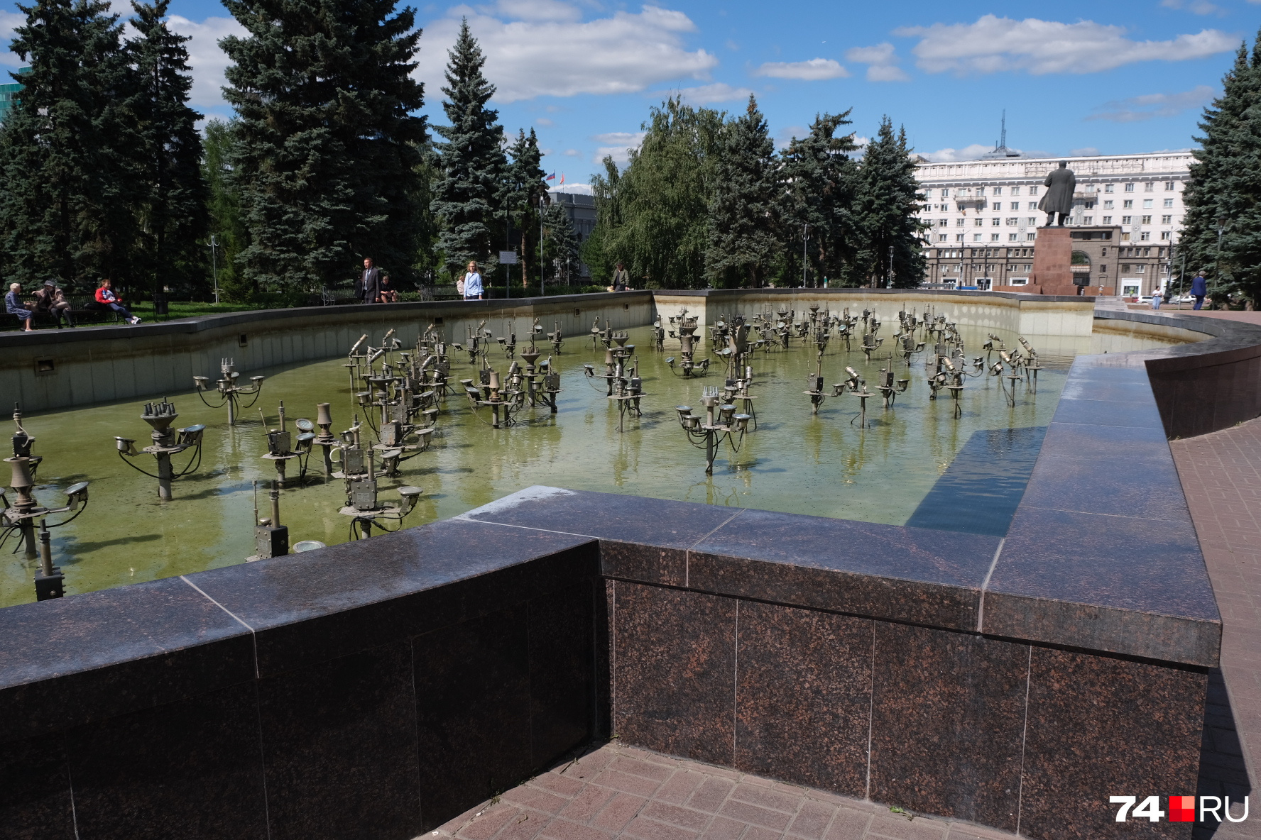 Владислав Макаров говорит, что горожан предупреждают об опасности купания в фонтане, но никакие запреты на людей не действуют 