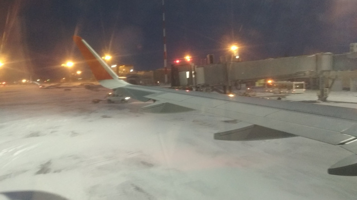«Уже полтора часа сидим в самолёте»: аэропорт Челябинска закрыли, задержаны все утренние рейсы