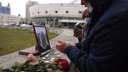 Новосибирцы зажгли свечи в память об Ирине Славиной, которая подожгла себя у здания МВД