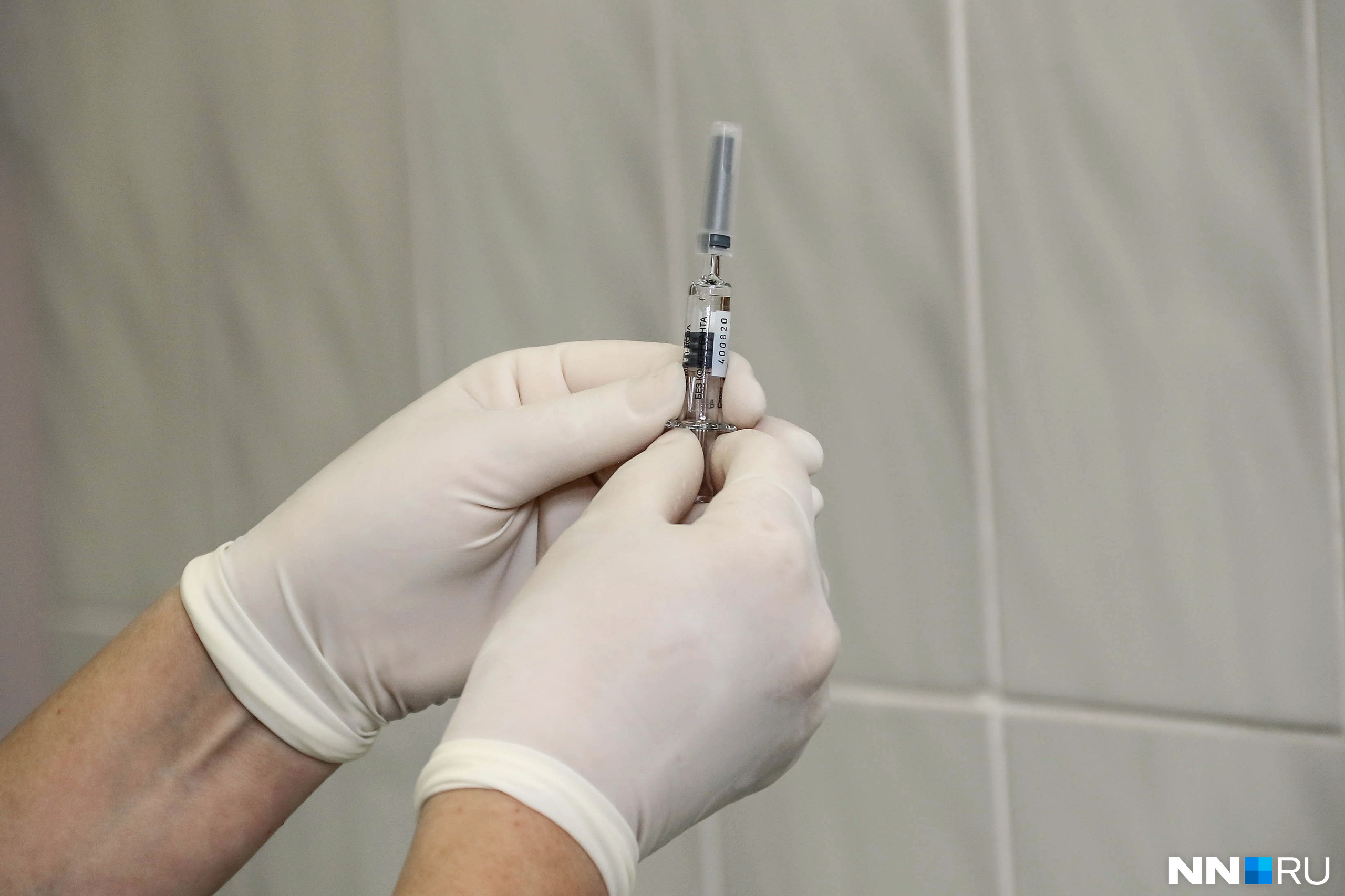 Сейчас вакцину получают только медработники, не переболевшие коронавирусной инфекцией