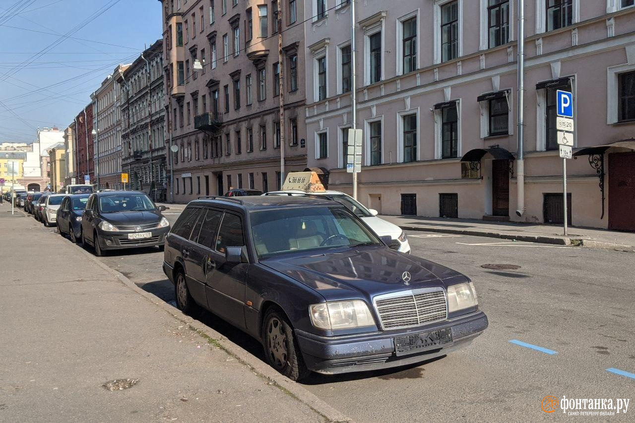 На местах платной парковки в Петербурге в 2020 г. все чаще стоят машины со  снятыми номерами - 25 сентября 2020 - ФОНТАНКА.ру