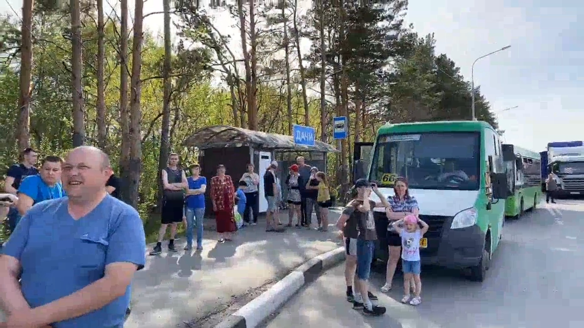 Люди не не расходятся с места. Общественному транспорту теперь тоже не проехать Люди не не расходятся с места. Общественному транспорту теперь тоже не проехать