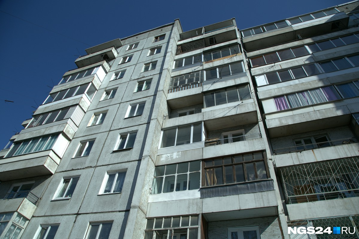 Болезнь всех панельных домов советского времени — огромные щели под окнами, которые приходилось заделывать одеялами и мешками