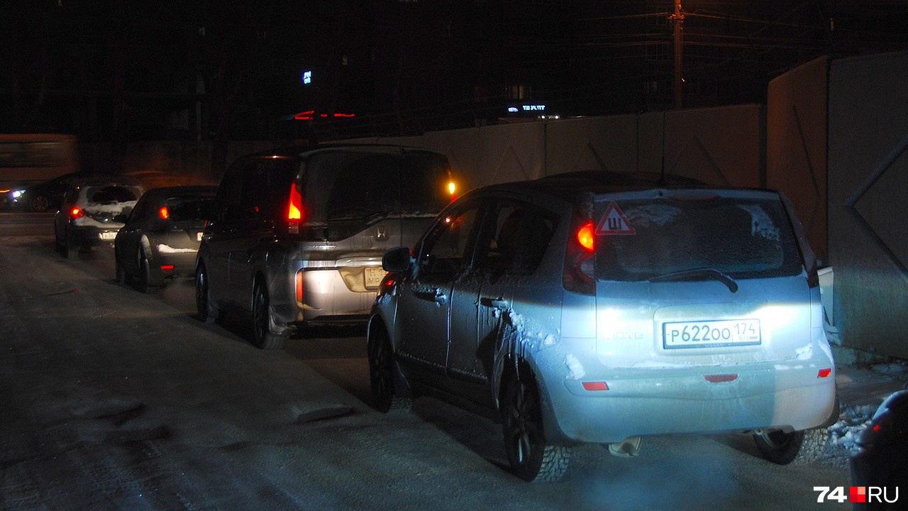 Машины, ждущие выезда на Кашириных: часть из них тоже объезжает пробку