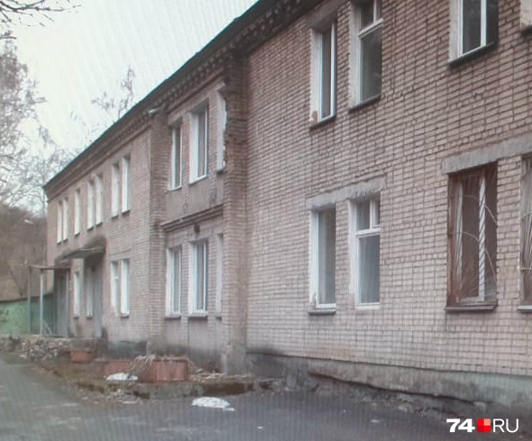 Это инфекционный корпус, его сотрудники контактировали с заболевшими коллегами Это инфекционный корпус, его сотрудники контактировали с заболевшими коллегами