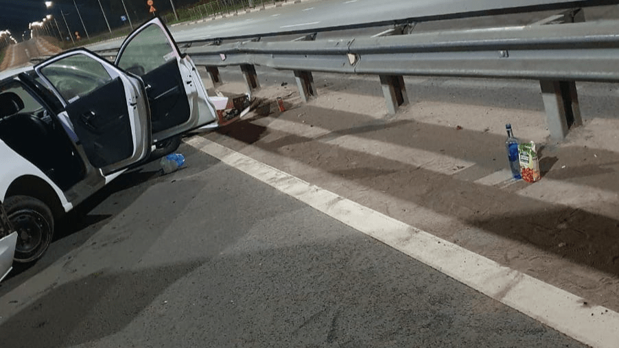 «Летели пьяные в хлам»: в Ярославле автомобиль протаранил дорожное ограждение