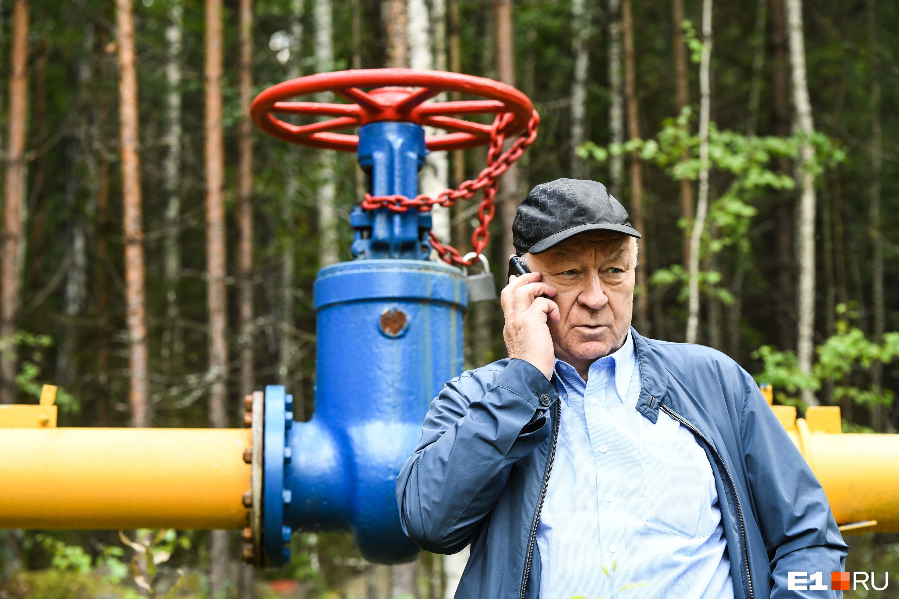 Валерий Белоус, владелец местного участка газопровода, кому-то по телефону объяснял, зачем перекрыл газ в поселке