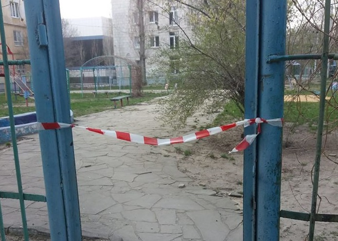 Детские площадки закрывают по всему городу Детские площадки закрывают по всему городу