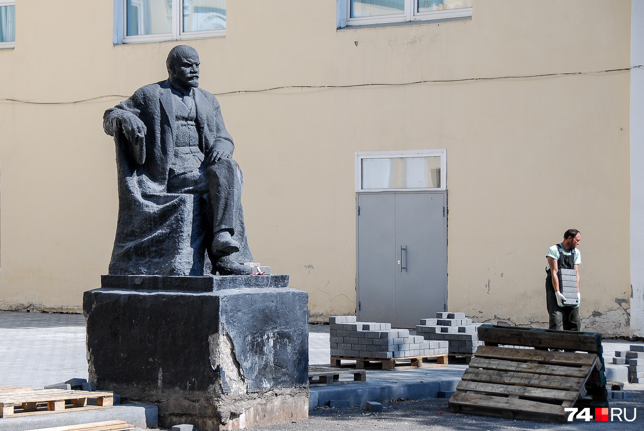 Ленин хмуро приглядывает за катав-ивановскими укладчиками плитки. И думает: при мне такого не было...