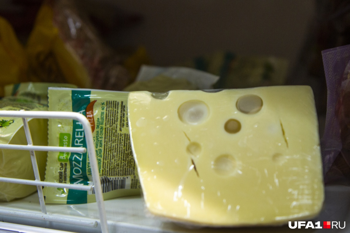 Купить сыр уфа. Сыр из уфимской. Закрась дырочки в сыре. Кусочек сыра с дырками своими руками из пеноплекса. Сумка сыр в дырку.