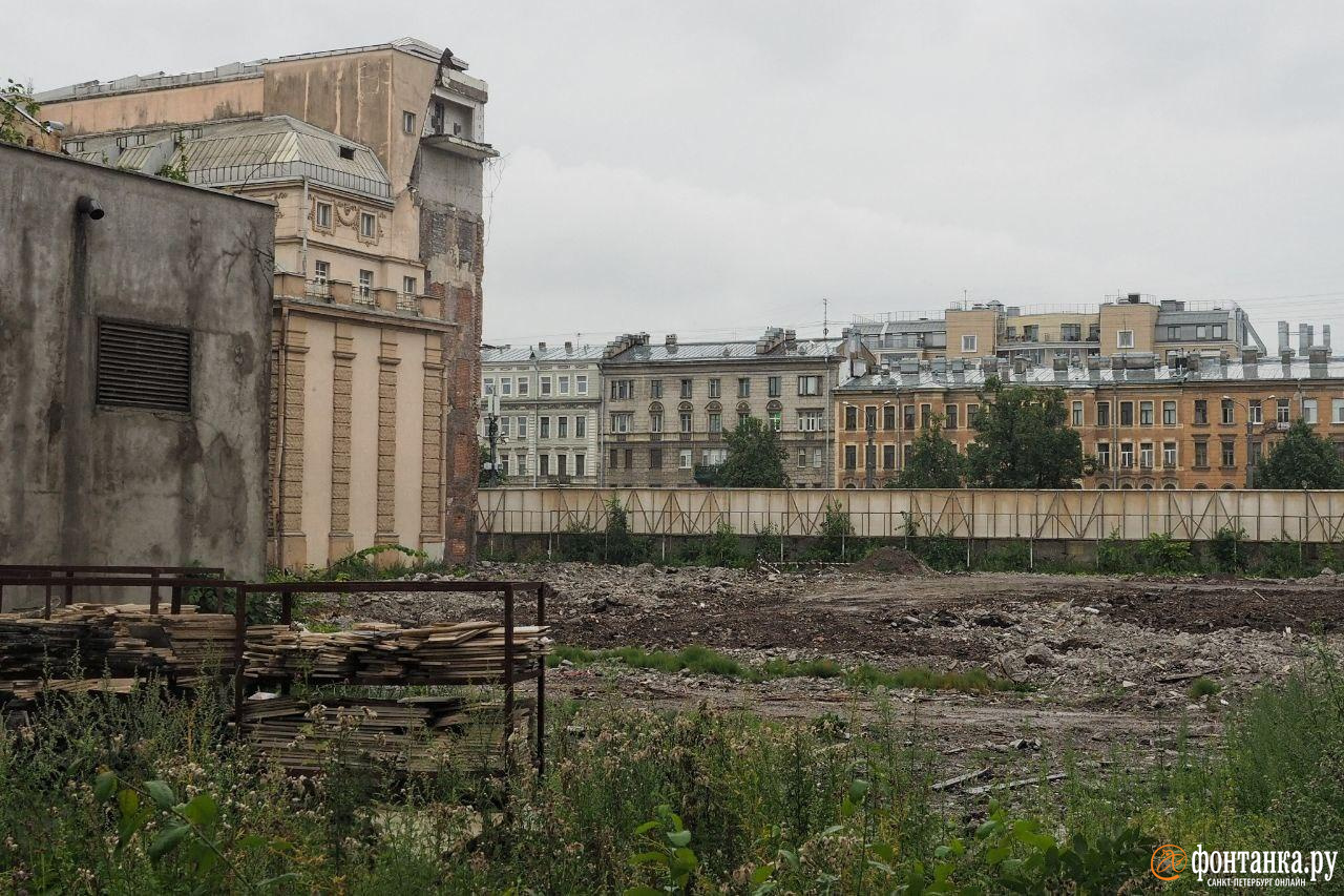 Северная корона» оголила историческое нутро. Снос гостиницы приостановили  из-за близости к историческим зданиям - 29 июля 2020 - ФОНТАНКА.ру