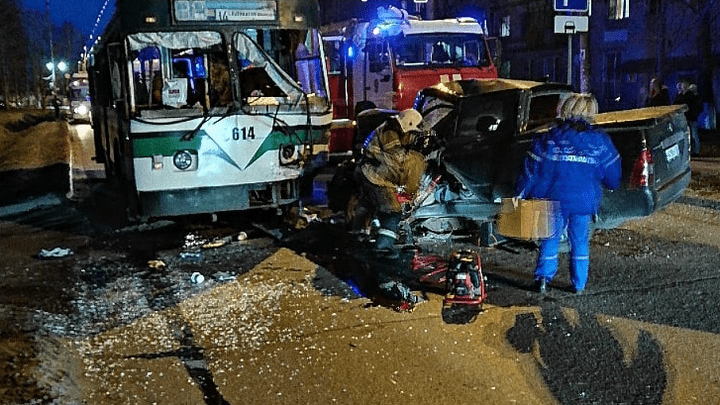В Автозаводском районе иномарка влетела в троллейбус, три человека пострадали
