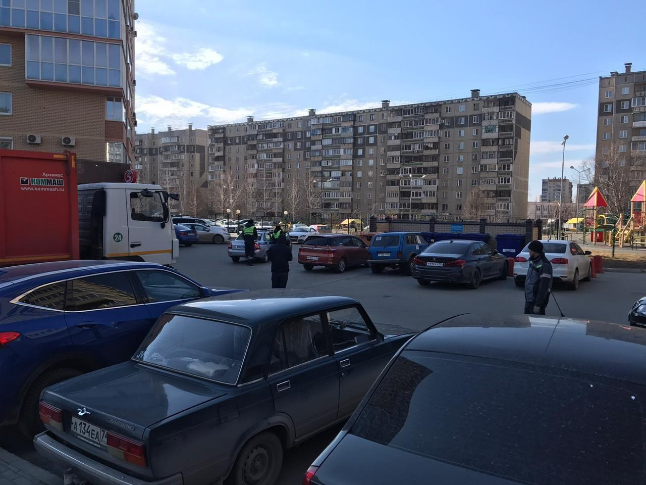 Чтобы не допустить нового мусорного коллапса, машины у баков начали эвакуировать Чтобы не допустить нового мусорного коллапса, машины у баков начали эвакуировать