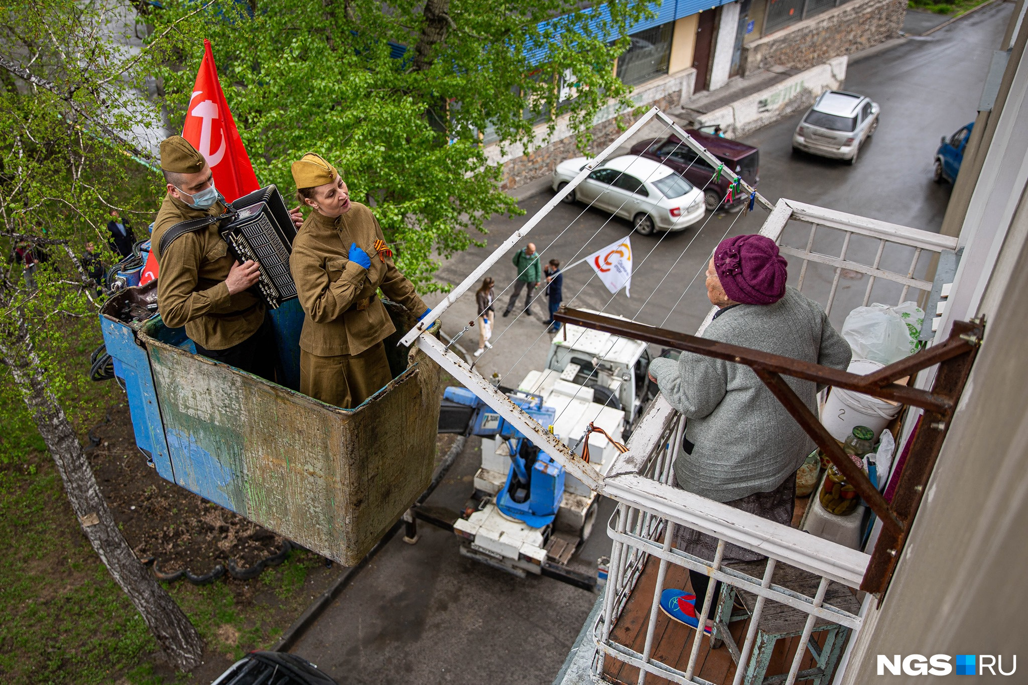 В Новосибирске ветеранов стали поздравлять накануне Дня Победы: подтянули автовышку, чтобы подобраться к балкону и спеть песни военных лет