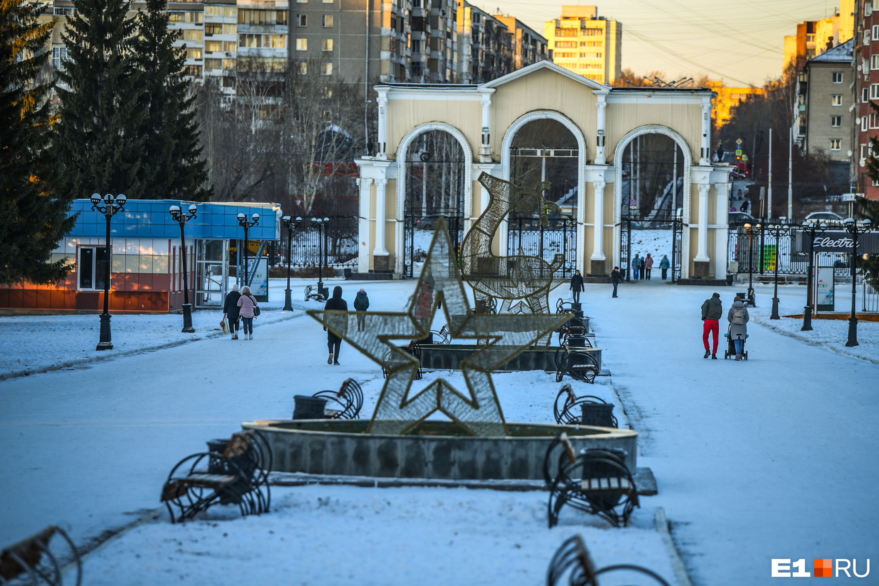 Центральный парк города екатеринбурга. Парк Маяковского Екатеринбург зима. Парк Маяковского Екатеринбург зимой 2022. Парк Маяковского Екатеринбург зимой. Парк Маяковского вечер зима Екатеринбург.