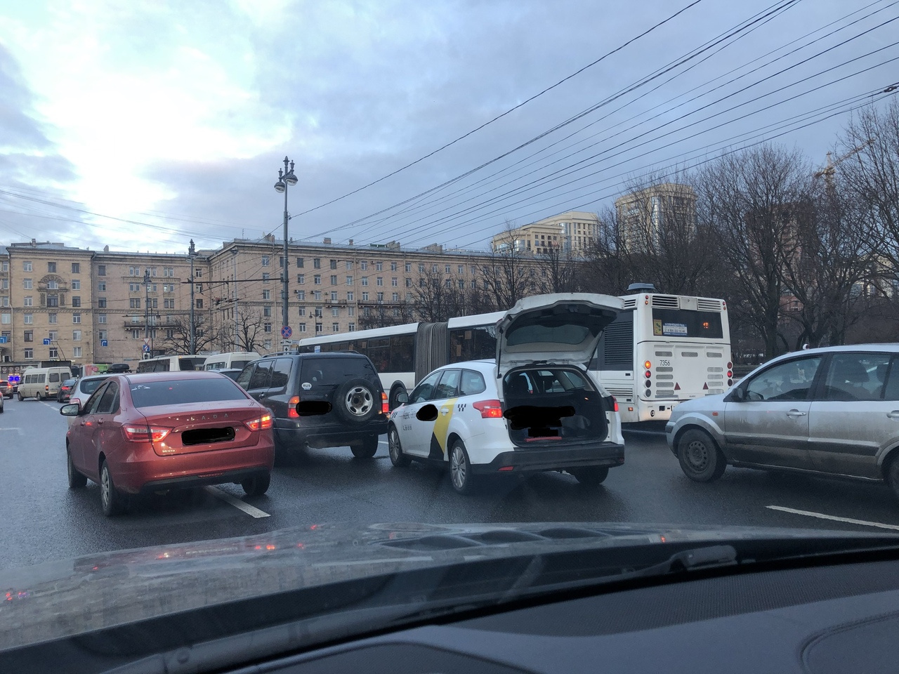 Понедельник стал тяжелым для петербургских таксистов. На Купчинской авария превратилась в массовую