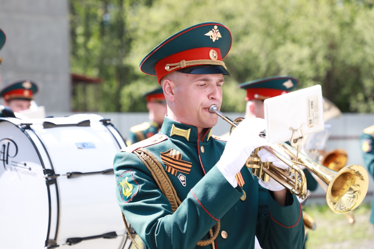 Оркестр исполнял известные композиции военных лет Оркестр исполнял известные композиции военных лет