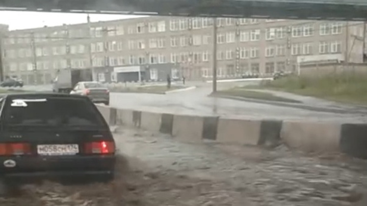 «Воды по пояс»: челябинские автомобилисты встали в луже после дождя