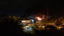 На севере Волгограда полночи тушили вспыхнувший склад с шинами