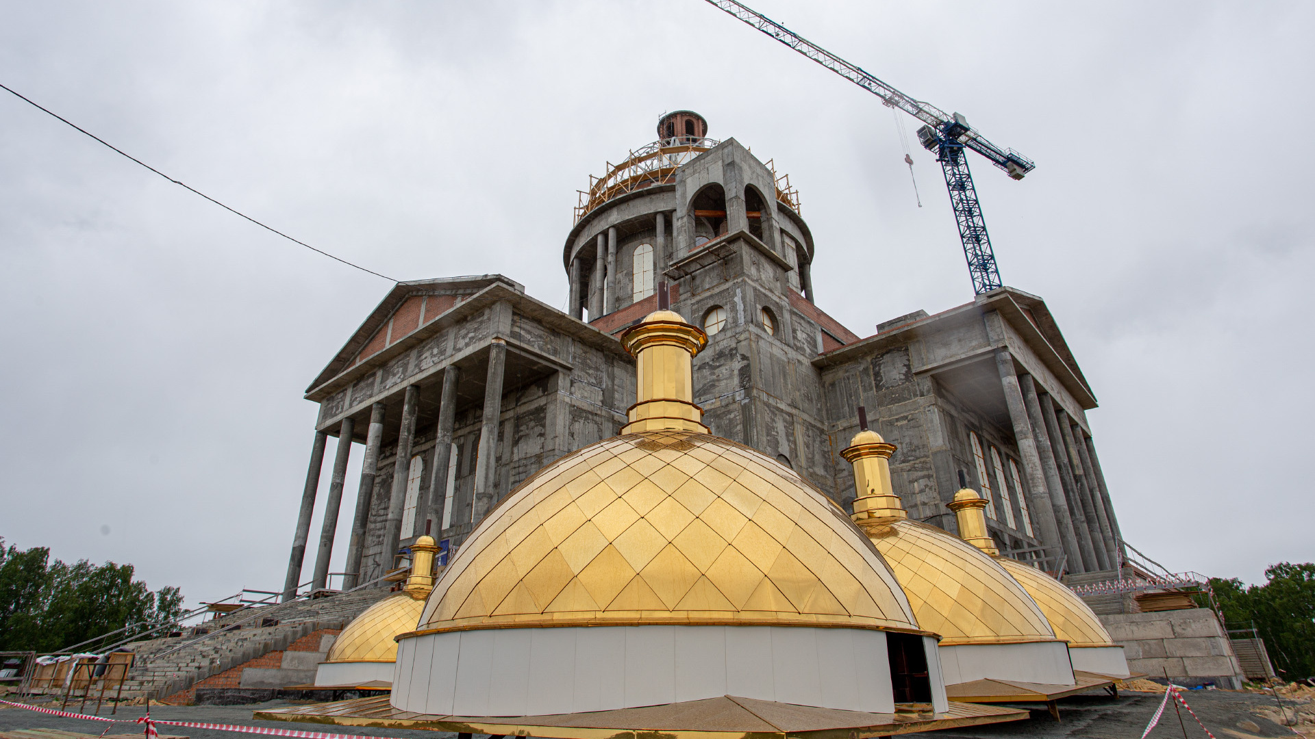 А теперь — о высоком. Определились сроки освящения куполов нового кафедрального собора Челябинска