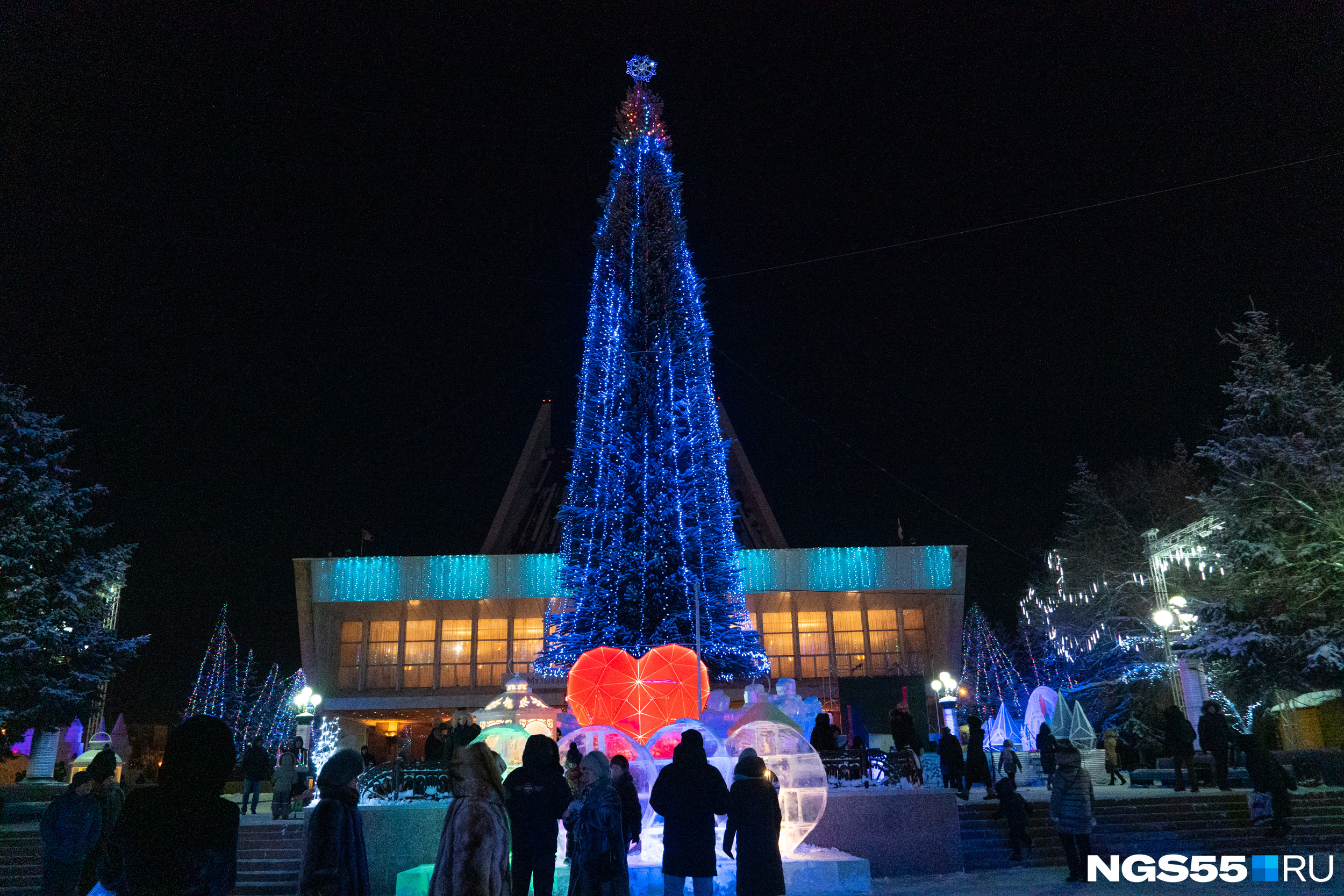 В 2019 году главную елку Омска впервые за много лет перенесли на Театральную площадь. В 2020 году на ее месте появилась светодиодная елка, а «Сердце» перевезут в сквер В 2019 году главную елку Омска впервые за много лет перенесли на Театральную площадь. В 2020 году на ее месте появилась светодиодная елка, а «Сердце» перевезут в сквер
