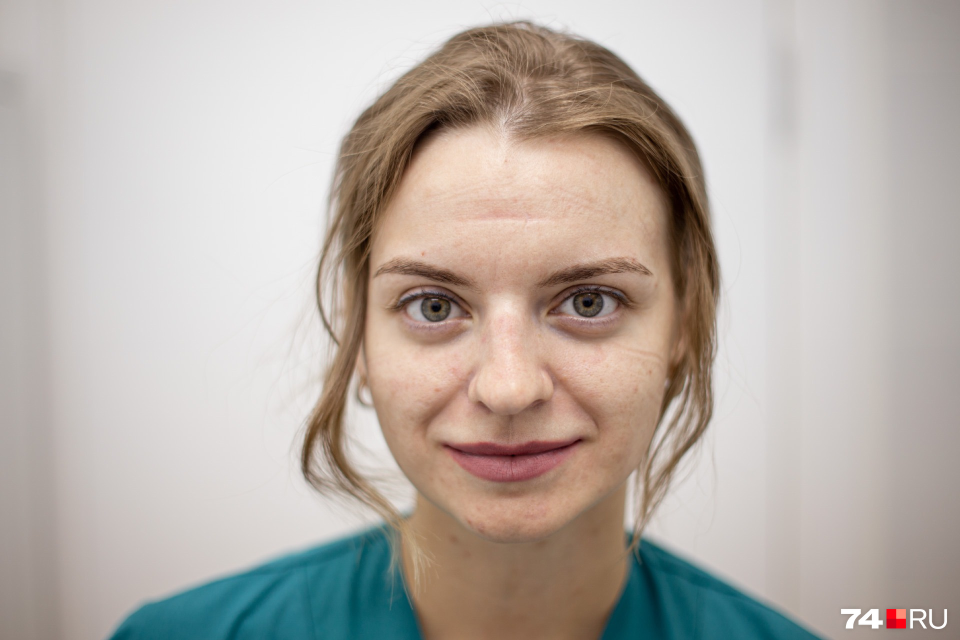 Юлия Лукьянова, младшая медицинская сестра. Сутки в «красной зоне» девушка сравнивает с самой интенсивной тренировкой по фитнесу. Кстати, похудела уже на несколько килограммов