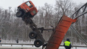 В МВД рассказали, почему грузовик встал на дыбы на Волжском шоссе
