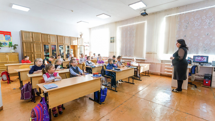 Кемеровчане сообщили, что в школах массово увольняются учителя. Что ответили в управлении образования?