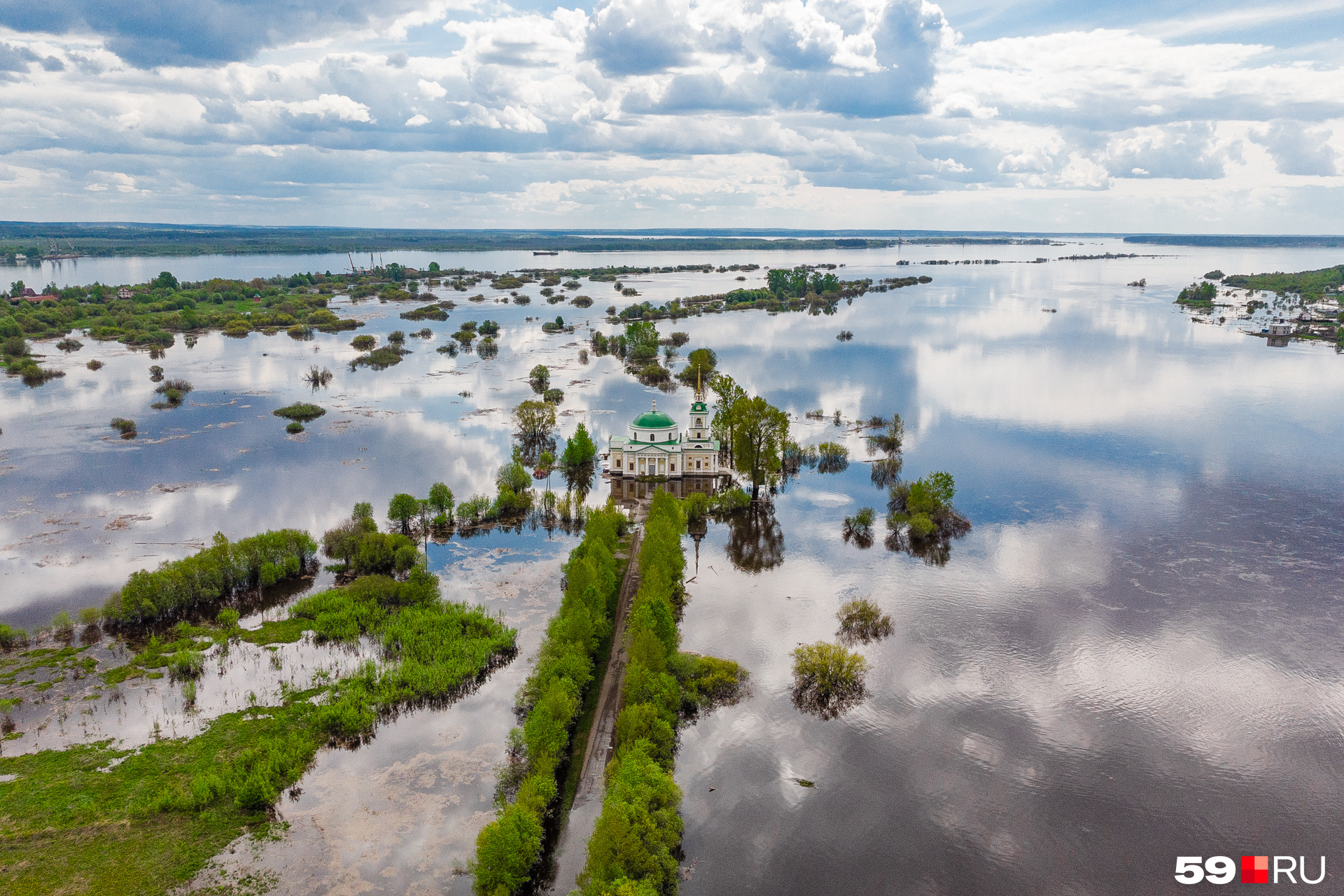 Ново-Никольская церковь в Усолье и подступы к ней теперь выглядят так Ново-Никольская церковь в Усолье и подступы к ней теперь выглядят так
