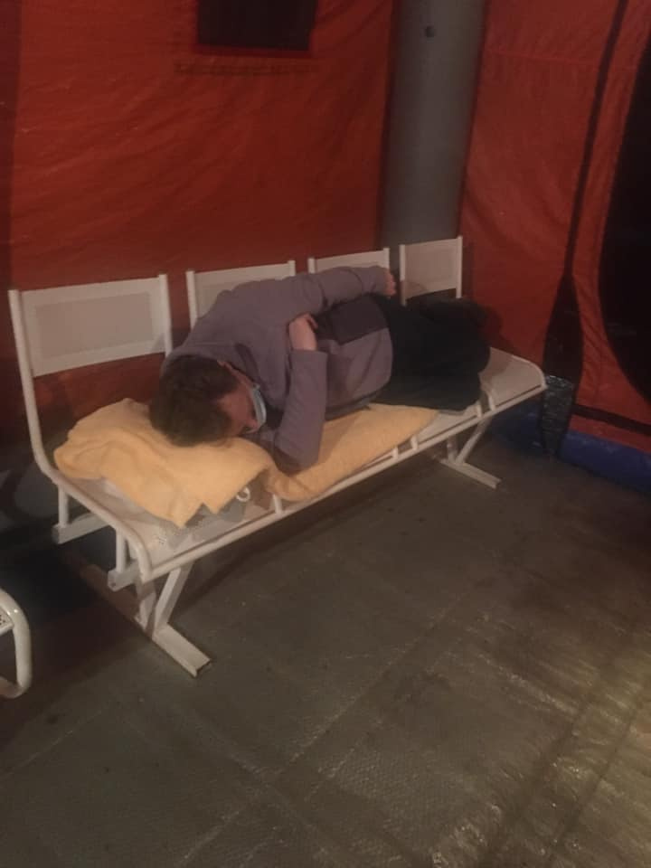 Такие условия в палатке — кроватей нет, поэтому ожидающим приёма пациентам приходится ночевать на стульях