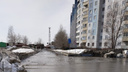 «Это бассейн»: в Октябрьском районе Новосибирска разлилась гигантская лужа