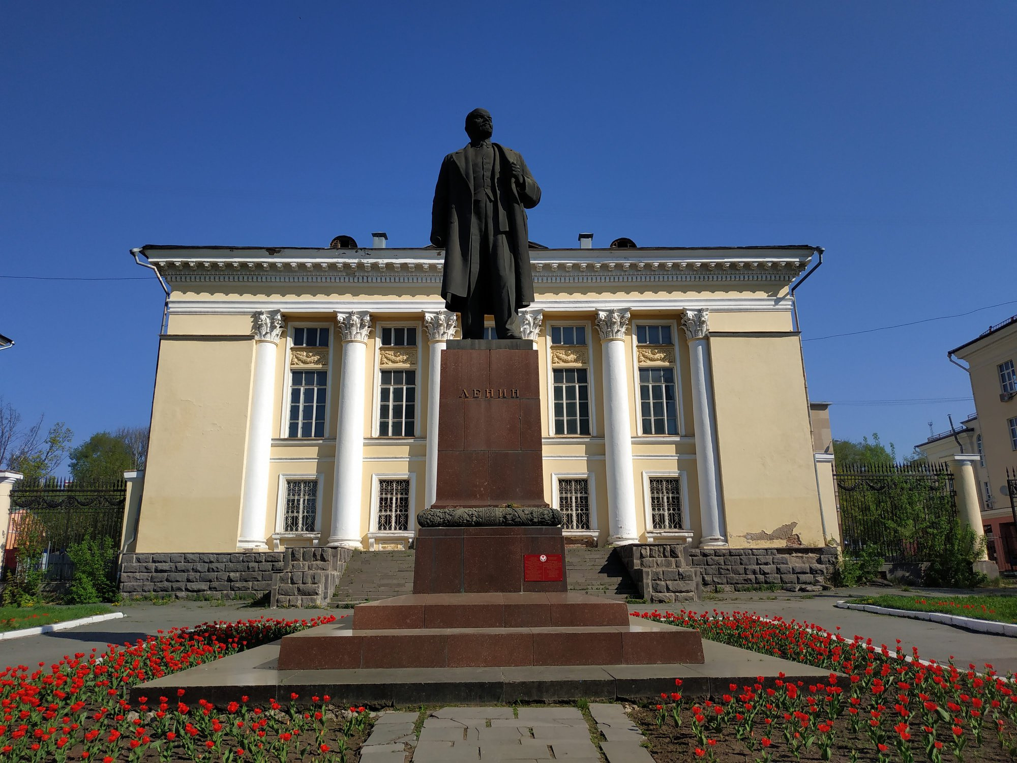В Ижевске очень респектабельный Владимир Ильич, как и положено памятнику в республиканском центре