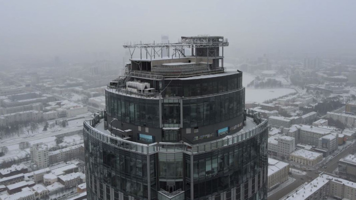 Андрей Гавриловский заморозил стройку бассейна на крыше «Высоцкого»