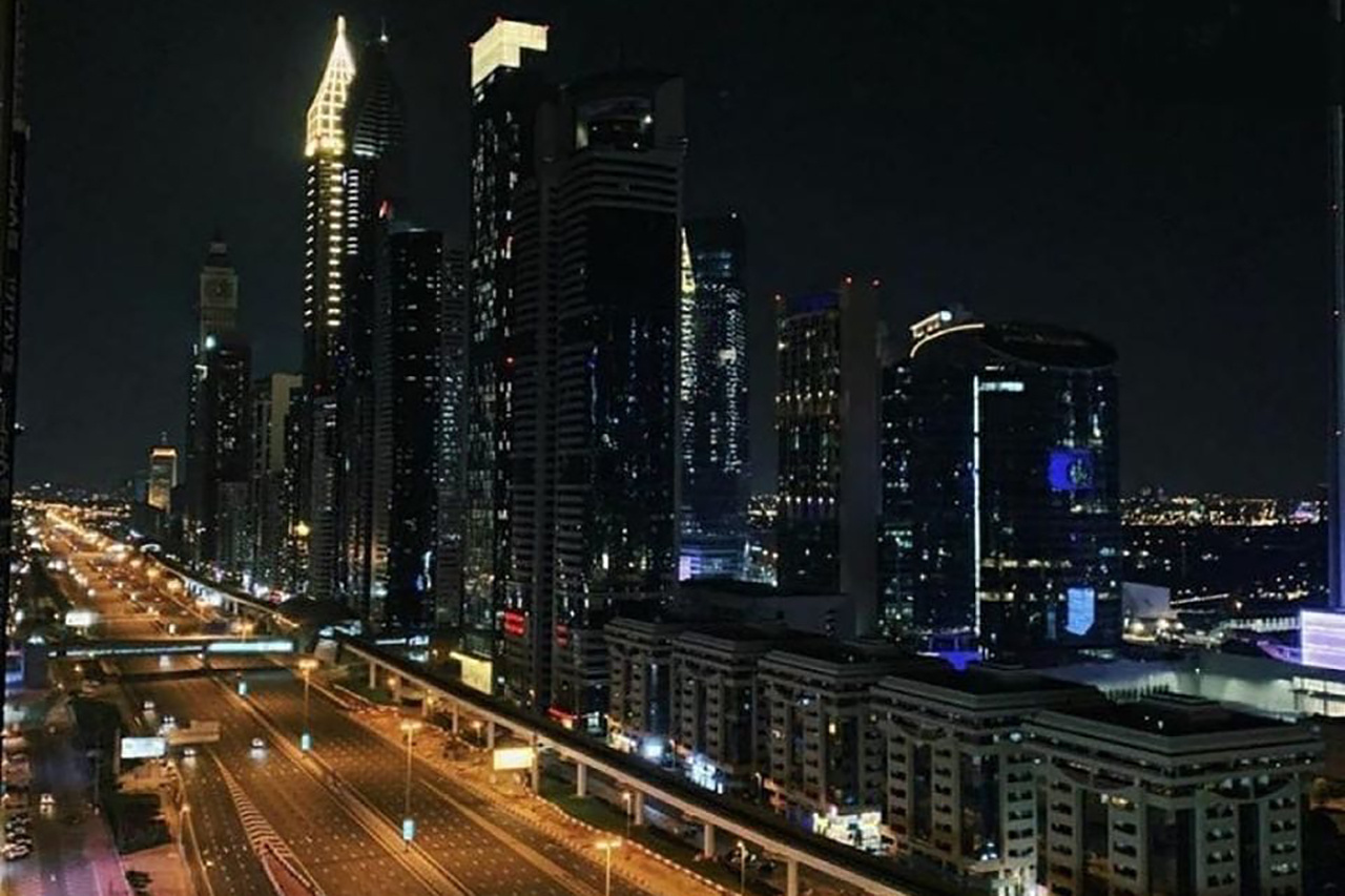 Хайвеи Дубая осиротели. По улицам ездят только одиночные мотоциклисты — доставщики еды на дом
