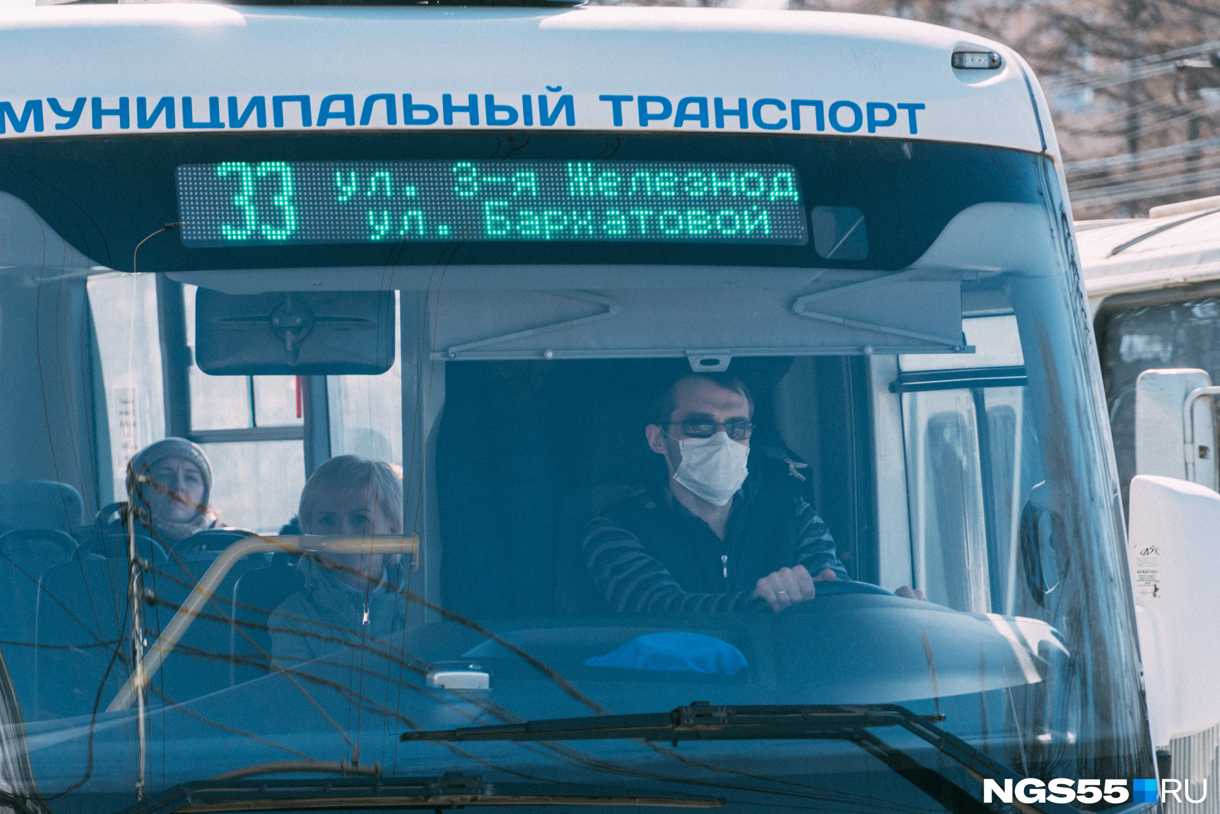 С водителей спрос строже, поэтому и маски носят многие из них С водителей спрос строже, поэтому и маски носят многие из них